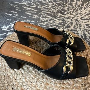 Black sandals with gold chain